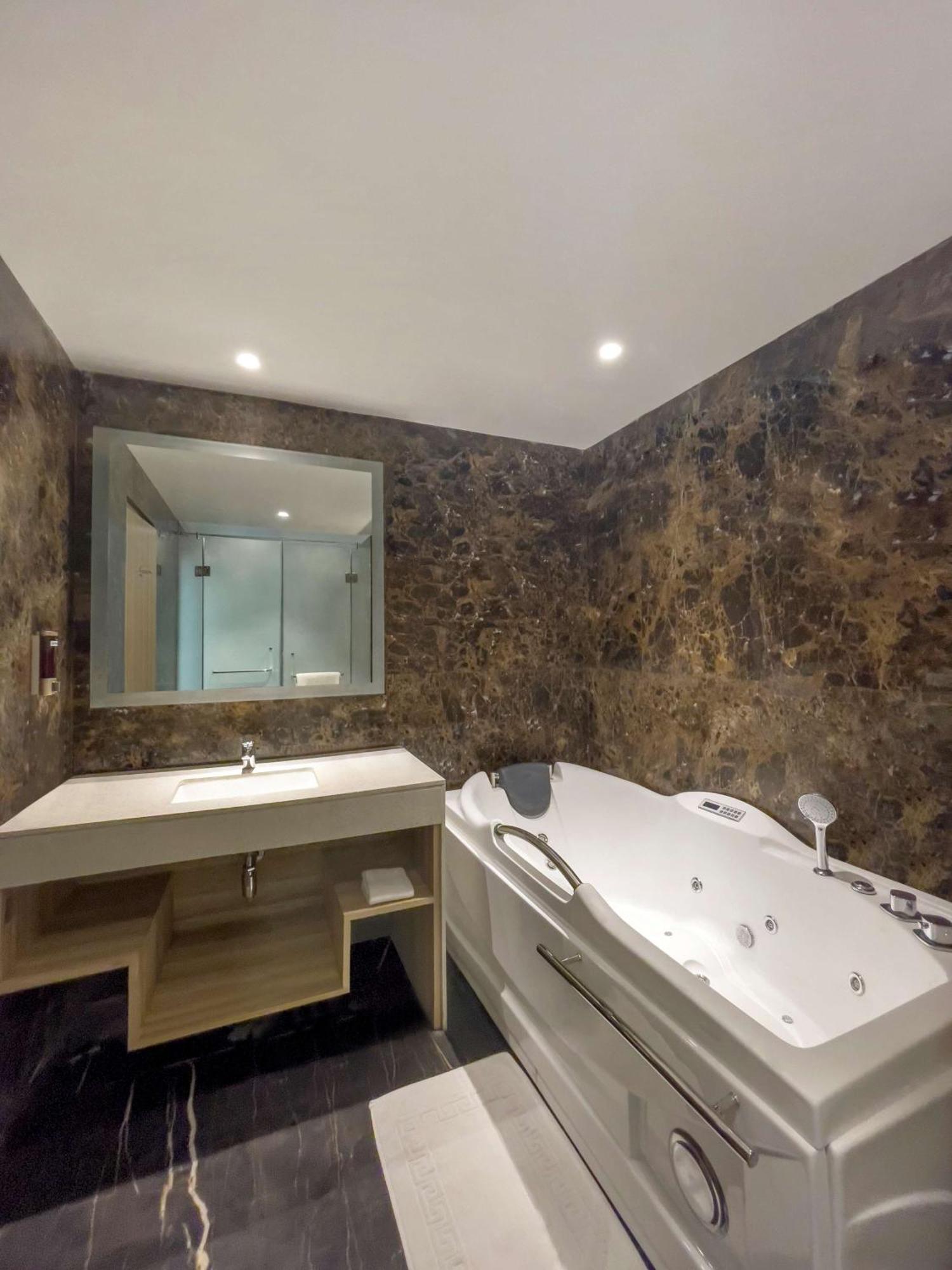 Radisson Hotel Bareilly Airport Dış mekan fotoğraf